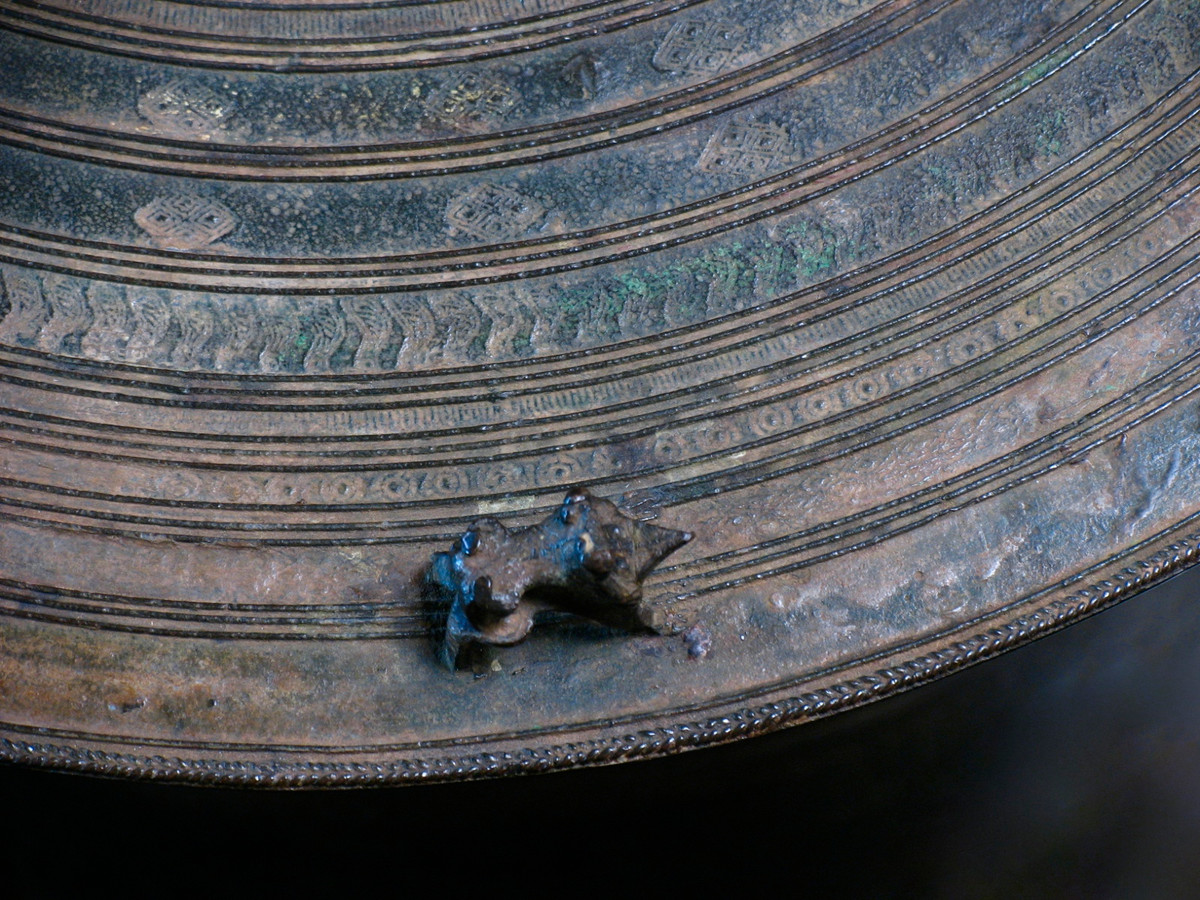 Cho đến nay nguồn gốc của người Karen vẫn là một ẩn số với các nhà sử học. Nhưng với văn hóa sử dụng trống đồng, người ta tin rằng nhóm dân tộc này có một mối liên hệ mật thiết với người Việt cổ ở khu vực Đông Nam Á thời cổ đại.