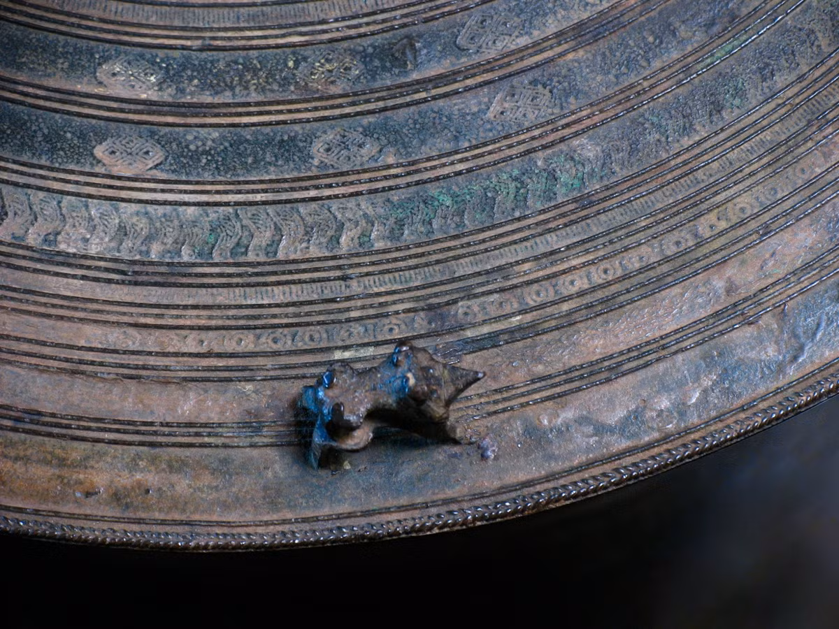 Cho đến nay nguồn gốc của người Karen vẫn là một ẩn số với các nhà sử học. Nhưng với văn hóa sử dụng trống đồng, người ta tin rằng nhóm dân tộc này có một mối liên hệ mật thiết với người Việt cổ ở khu vực Đông Nam Á thời cổ đại.