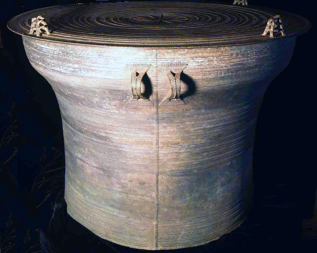 Người Karen cũng tin rằng trong trống đồng có các linh hồn ngự trị nên họ cất giữ trống cẩn thận và phải làm lễ cúng trống nếu mặt trống bị thay đổi biến dạng.