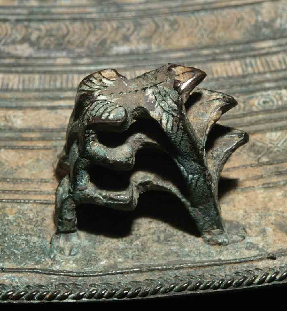 Ở bốn góc mặt trống có hình những con cóc/ếch - biểu tượng của mưa - chồng lên nhau, thường là ba tầng. Do vậy, loại trống này còn gọi là trống cóc/ếch (frog drum) hay trống mưa (rain drum).