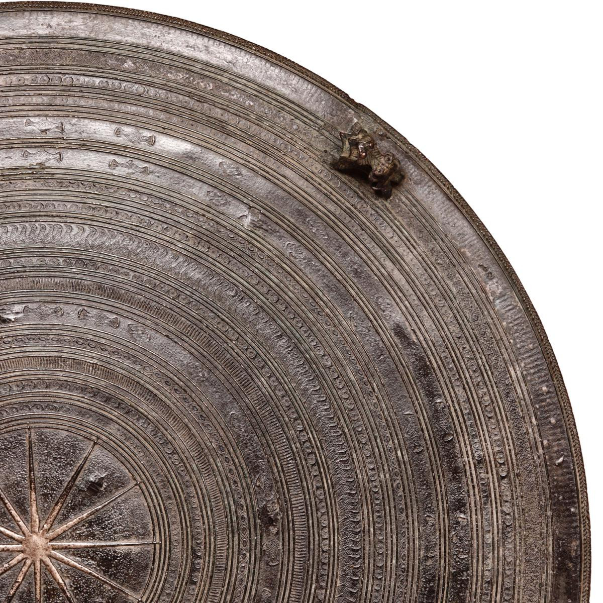 Theo các nhà nghiên cứu, trống đồng của người Karen thuộc loại Heger III với nét đặc trưng là mặt trống có hình mặt trời 12 cánh ở trung tâm và nhiều vòng tròn đồng tâm với các mô típ chính là hình học và hoa văn.