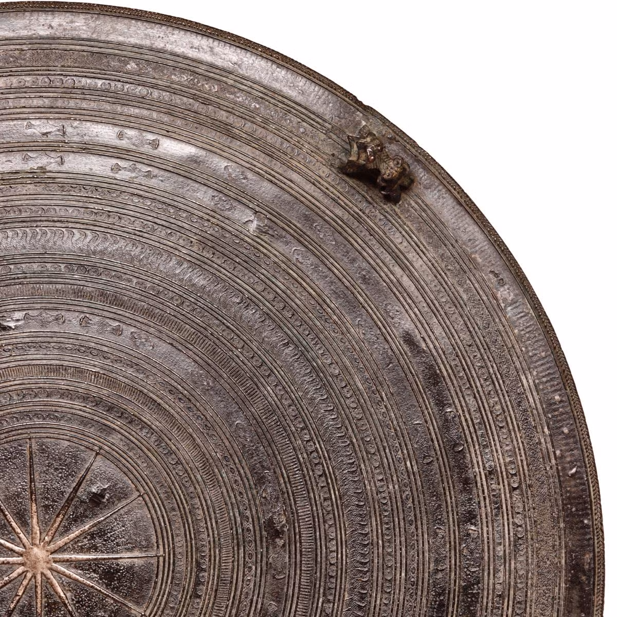 Theo các nhà nghiên cứu, trống đồng của người Karen thuộc loại Heger III với nét đặc trưng là mặt trống có hình mặt trời 12 cánh ở trung tâm và nhiều vòng tròn đồng tâm với các mô típ chính là hình học và hoa văn.