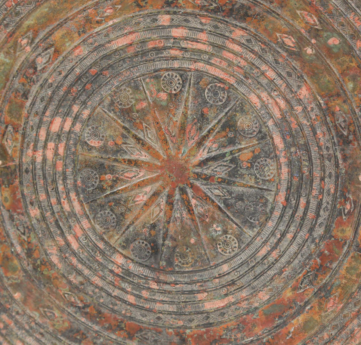 Trong văn hóa Karen, trống đồng là loại nhạc cụ rất được coi trọng. Chúng được sử dụng trong các buổi cúng lễ để gọi hồn tổ tiên về chứng giám các đám cưới, đám tang, mừng nhà mới hay để xua đuổi tà ma.