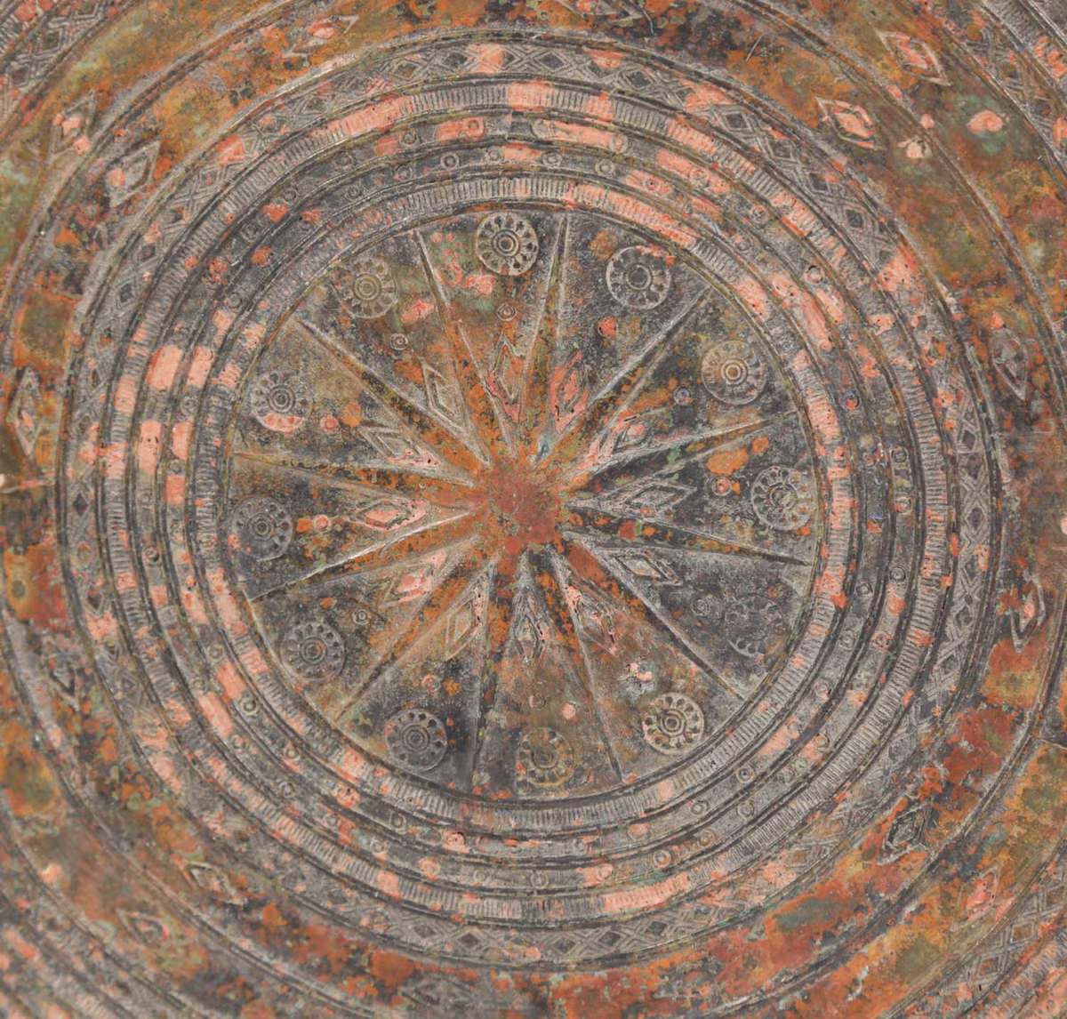 Trong văn hóa Karen, trống đồng là loại nhạc cụ rất được coi trọng. Chúng được sử dụng trong các buổi cúng lễ để gọi hồn tổ tiên về chứng giám các đám cưới, đám tang, mừng nhà mới hay để xua đuổi tà ma.