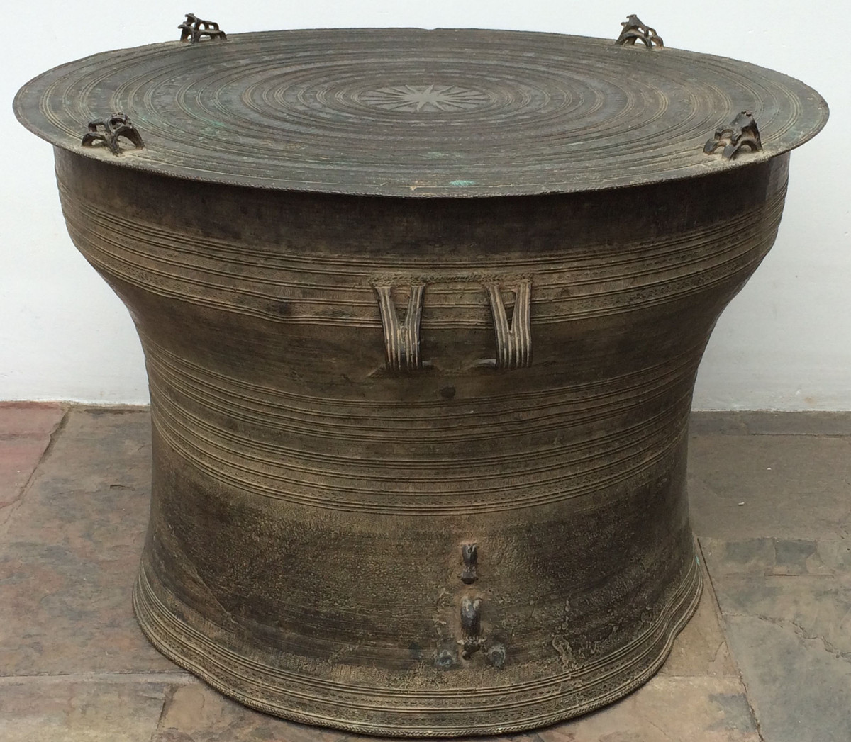 Sống tập trung ở 2 bang Kayah và Kayin của Myanmar, người Karen là dân tộc có dân số đông thứ ba ở đất nước này. Dân tộc này có một nền văn hóa giàu bản sắc mà điều độc đáo nhất là việc sử dụng trống đồng.