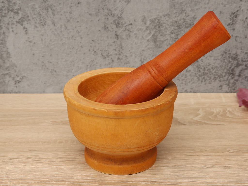 Theo các nhà nghiên cứu, chày và cối đã từng được người xưa coi là vật tượng trưng cho sinh thực khí nam và nữ, còn việc giã gạo là tượng trưng cho hành động giao phối. Trên trống đồng Đông Sơn khắc nhiều hình nam nữ giã gạo từng đôi là thể hiện tín ngưỡng phồn thực này.