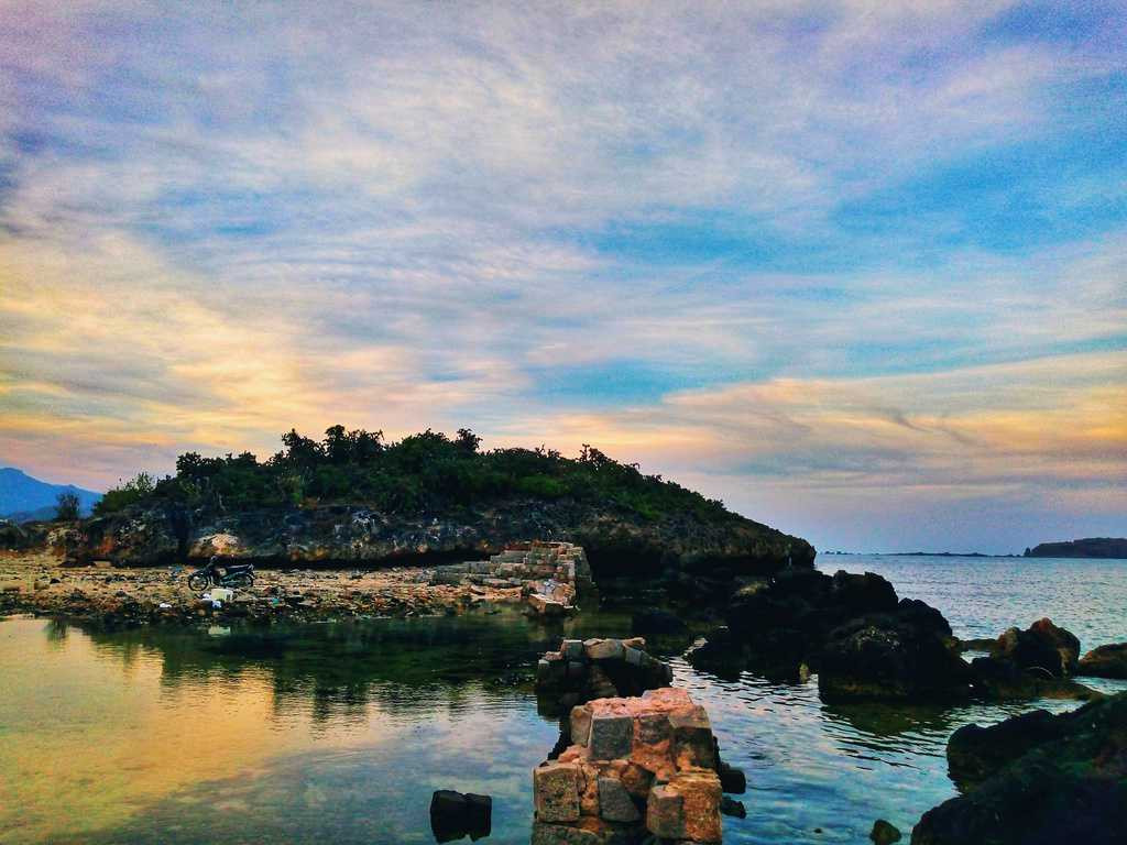 Ở Khánh Hòa, khi nhiều ngày liên tục không đánh được cá, ngư dân sẽ tới Hòn Đỏ cầu xin và cầm vật tượng trưng cho sinh thực khí nam đâm vào Lỗ Lường (sinh thực khí nữ) ba lần.