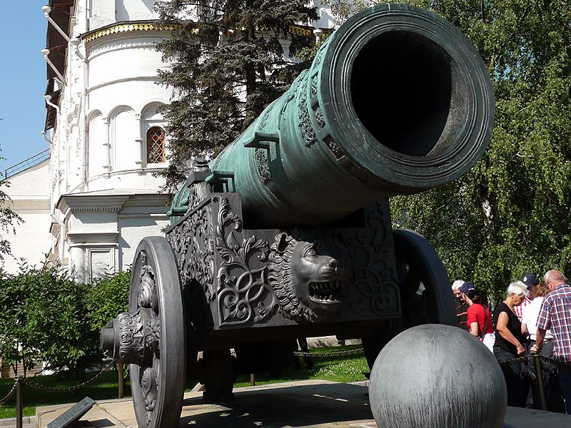 Đó là vào đầu thế kỷ 17, nước Nga xảy ra loạn lạc, vua Dmitry đệ nhất đã bị tiếm quyền và mạo danh bởi một kẻ mà sử sách gọi là Dmitry I Giả mạo. Dân chúng đã bắt được Dmitry I Giả mạo và giết chết hắn.