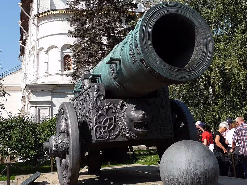 Đó là vào đầu thế kỷ 17, nước Nga xảy ra loạn lạc, vua Dmitry đệ nhất đã bị tiếm quyền và mạo danh bởi một kẻ mà sử sách gọi là Dmitry I Giả mạo. Dân chúng đã bắt được Dmitry I Giả mạo và giết chết hắn.