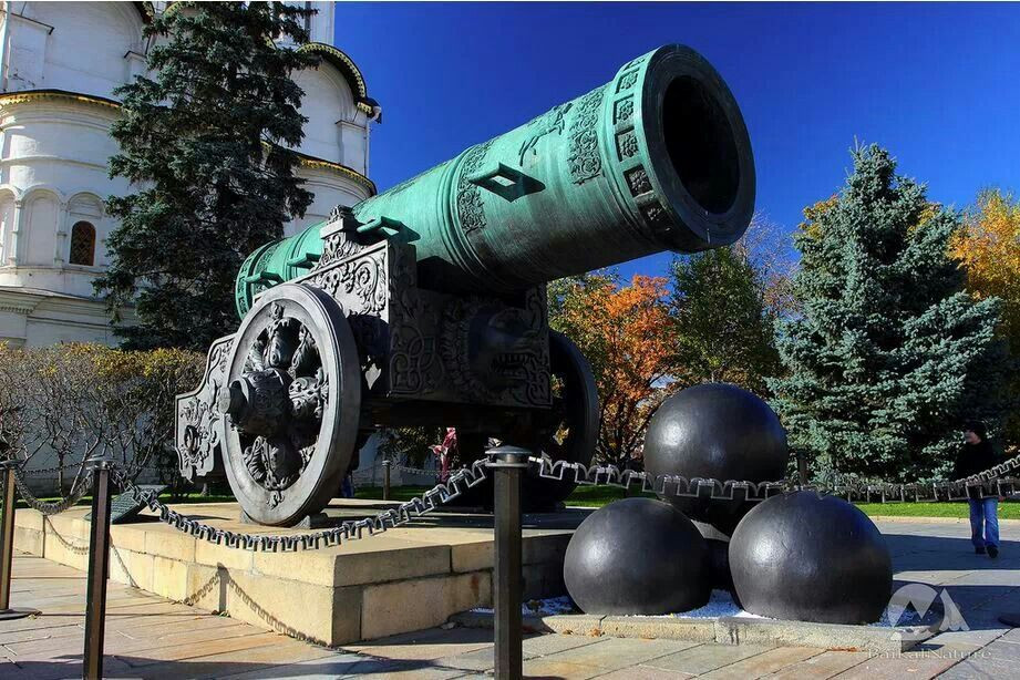 Được đúc theo sắc chỉ của vua nước Nga Feodor Ivanovik vào năm 1586, súng có chiều dài hơn 5 mét, nặng 39 tấn, đường kính nòng súng 1,2 mét.