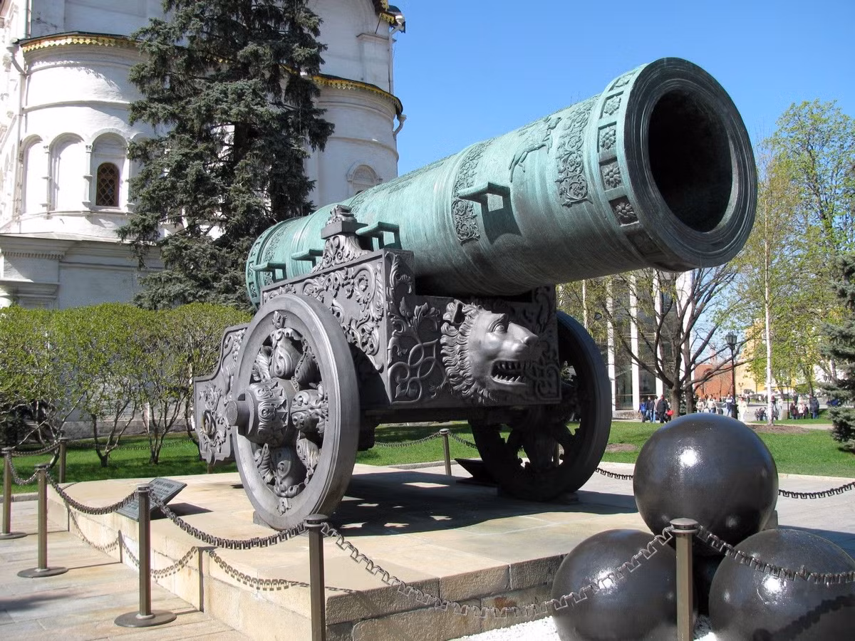 Được đặt trong khuôn viên Điện Kremlin ở Thủ đô Moscow, súng thần công Vua là một trong những cổ vật nổi tiếng nhất của nước Nga.
