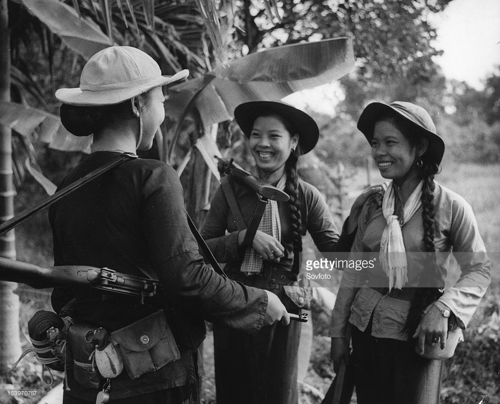 Nụ cười của các nữ chiến sĩ du kích Giải phóng ở miền Nam, 1966. Ảnh: Sovfoto – GettyImages.