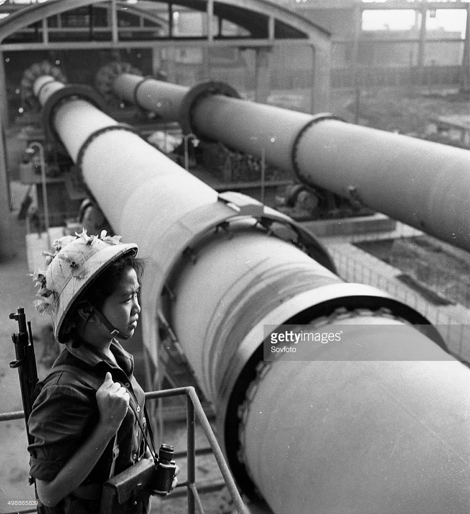Cô công nhân Nguyễn Thị Nhung, một chiến sĩ của đội tự vệ nhà máy xi măng Hải Phòng trong một ca trực chiến đấu, năm 1966. Ảnh: Sovfoto – GettyImages.