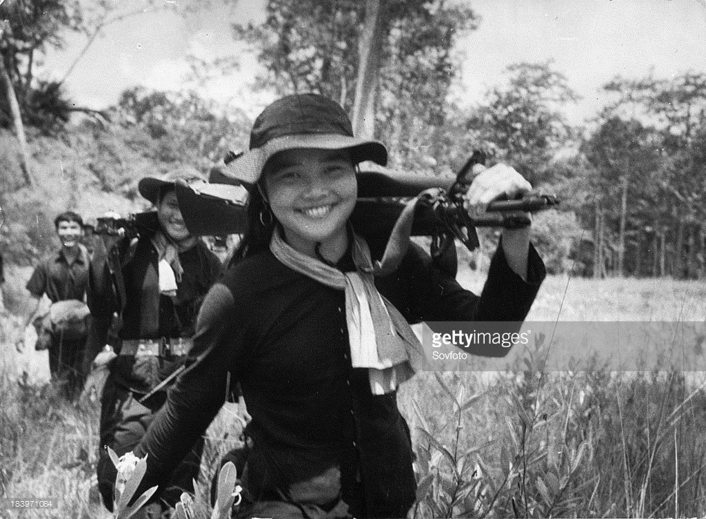 Các nữ du kích Giải phóng trở về căn cứ sau một nhiệm vụ thành công trong cuộc kháng chiến chống Mỹ ở miền Nam năm 1966. Ảnh: Sovfoto – GettyImages.