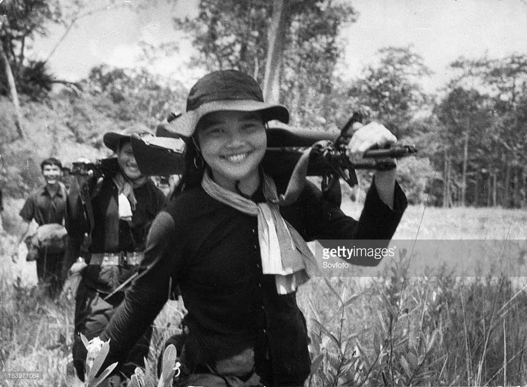 Các nữ du kích Giải phóng trở về căn cứ sau một nhiệm vụ thành công trong cuộc kháng chiến chống Mỹ ở miền Nam năm 1966. Ảnh: Sovfoto – GettyImages.