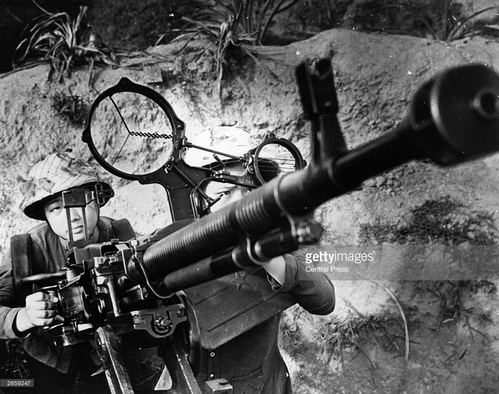 Các nữ chiến sĩ trực chiến bên một cỗ súng máy phòng không, miền Bắc năm 1967. Ảnh: Central Press – GettyImages.