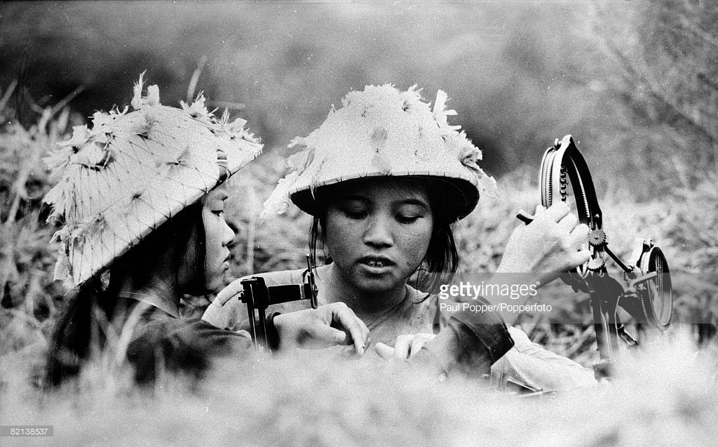 Hai nữ dân quân trực chiến bảo vệ nhà máy của mình trước các cuộc đánh phá của không quân Mỹ, miền Bắc năm 1969. Ảnh: Paul Popper/Popperfoto – GettyImages.