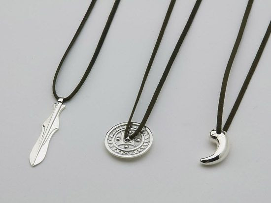 Với những bí ẩn hấp dẫn của mình, vào thời hiện đại, Tam chủng thần khí đã trở thành nguồn cảm hứng cho một số bộ truyện tranh và phim hoạt hình của Nhật Bản, đồng thời được chế tác thành các món đồ lưu niệm, đồ trang sức, vật trang trí trong nhà...