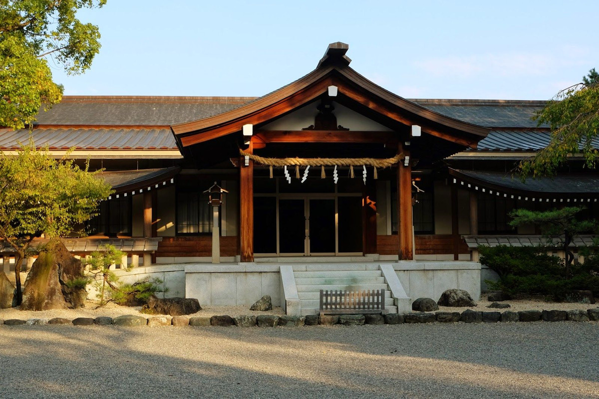 Đến nay, địa điểm cất giữ ba báu vật Nhật Bản chưa được công bố. Theo các giai thoại dân gian thì thanh gươm được cất giữ ở đền Atsuta (thành phố Nagoya). Viên ngọc được cất giữ ở hoàng cung Kokyo (thủ đô Tokyo), chiếc gương thì được cất giữ ở Thần cung Ise (thành phố Ise).