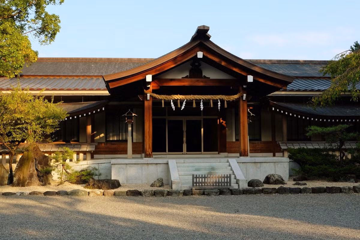 Đến nay, địa điểm cất giữ ba báu vật Nhật Bản chưa được công bố. Theo các giai thoại dân gian thì thanh gươm được cất giữ ở đền Atsuta (thành phố Nagoya). Viên ngọc được cất giữ ở hoàng cung Kokyo (thủ đô Tokyo), chiếc gương thì được cất giữ ở Thần cung Ise (thành phố Ise).