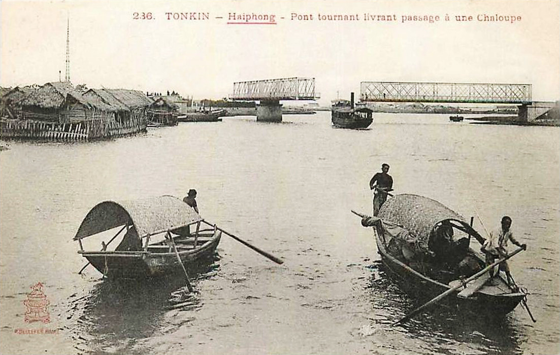 Sau một thời gian, việc vận hành được thực hiện bằng động cơ điện. Nhưng cầu vẫn có thể được vận hành bằng tay nếu cần thiết.