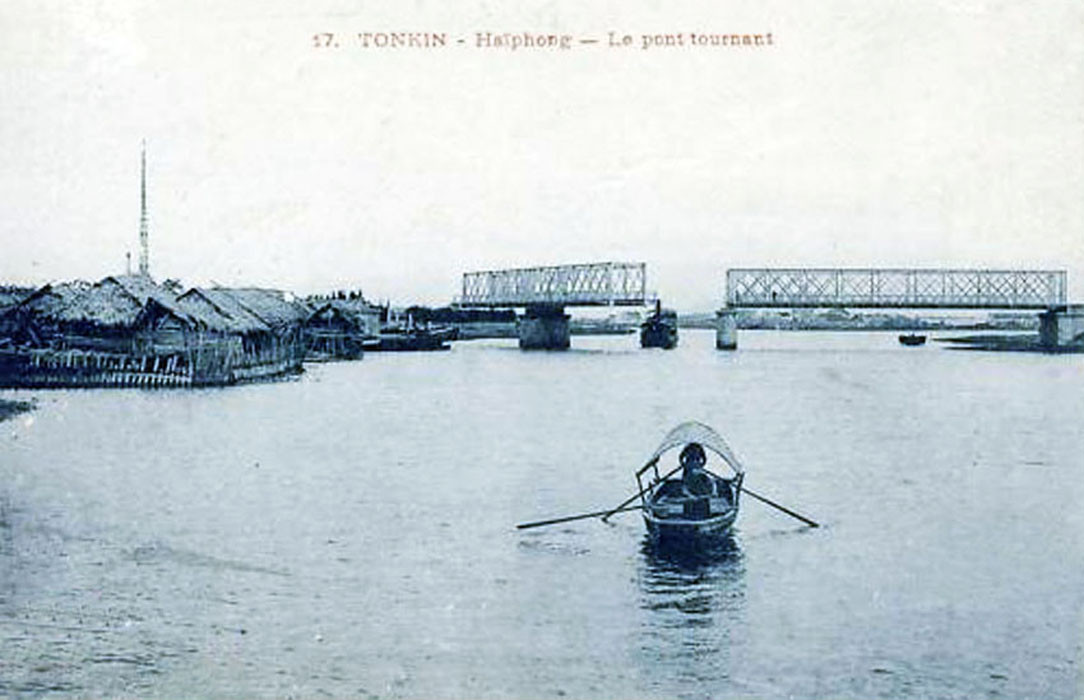 Để không gây trở ngại cho các tàu thuyền qua lại trên sông, các kỹ sư người Pháp thiết kế nhịp giữa cầu có thể quay ngang 90 độ. Đó chính là nguồn gốc tên gọi cầu Quay.