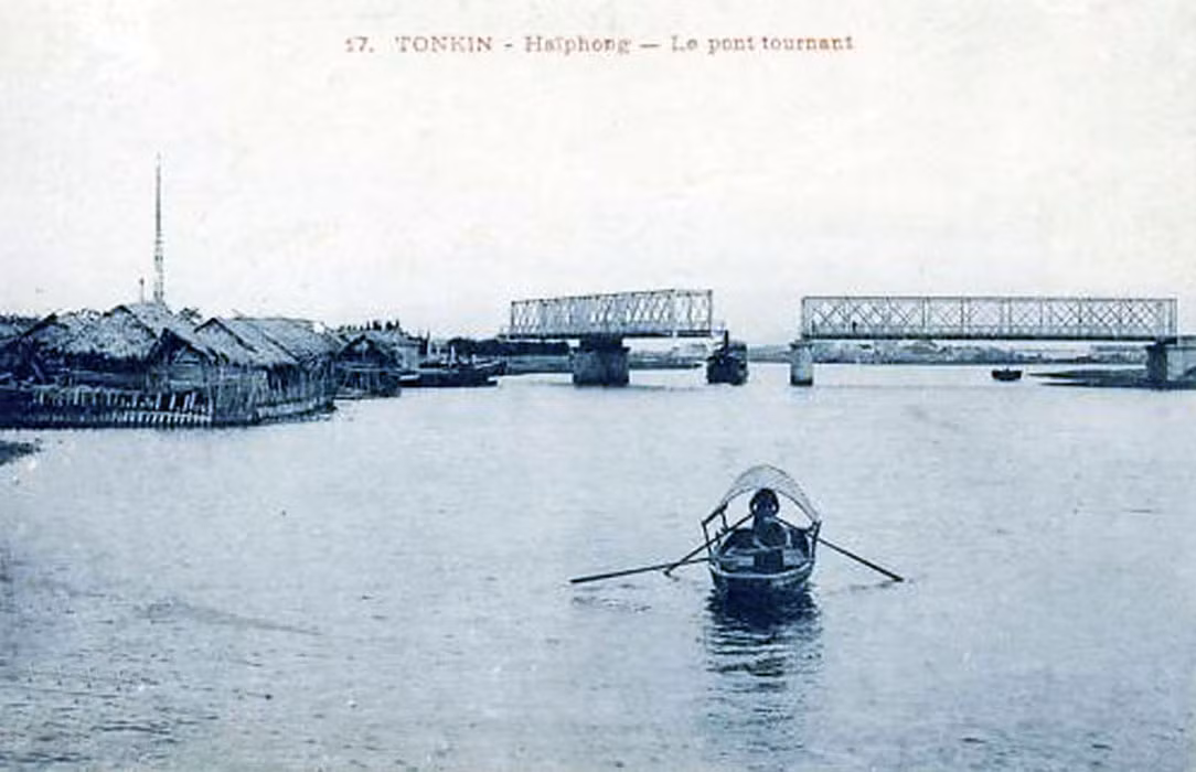 Để không gây trở ngại cho các tàu thuyền qua lại trên sông, các kỹ sư người Pháp thiết kế nhịp giữa cầu có thể quay ngang 90 độ. Đó chính là nguồn gốc tên gọi cầu Quay.