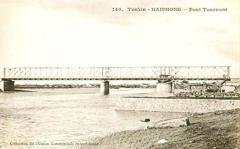 Cây cầu này bắc qua sông Tam Bạc, được khởi công năm 1901. Sau một năm thi công thì cây cầu hoàn thành.