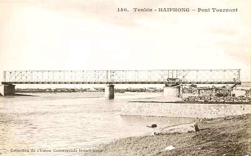 Cây cầu này bắc qua sông Tam Bạc, được khởi công năm 1901. Sau một năm thi công thì cây cầu hoàn thành.