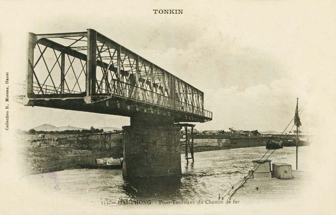 Cầu Quay được xây bằng dầm thép, có 2 nhịp và 3 khoang thông thuyền, phục vụ cho cả đường bộ và đường sắt.