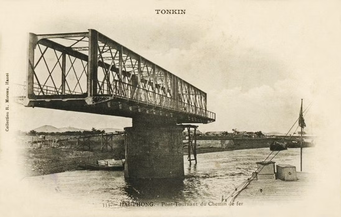 Cầu Quay được xây bằng dầm thép, có 2 nhịp và 3 khoang thông thuyền, phục vụ cho cả đường bộ và đường sắt.