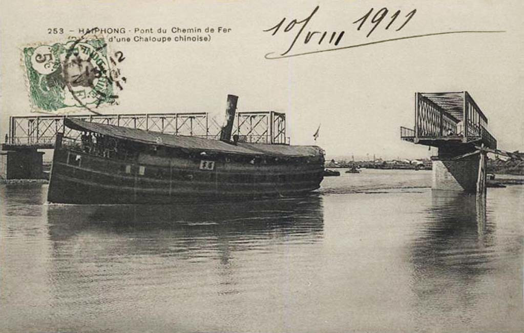 Hàng nghìn tấn bom đạn trút xuống Hải Phòng khiến nhiều cây cầu bị trúng bom đổ sập hoặc hư hỏng, trong đó có cầu Quay.