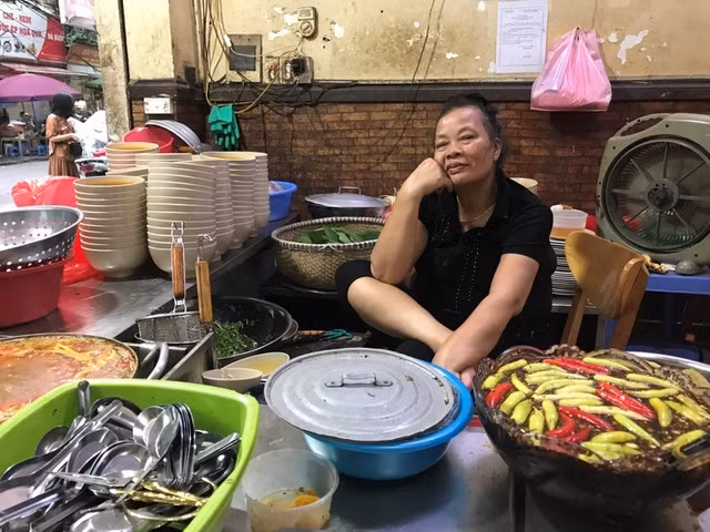 Vang khach, ba chu quan bun chui tung len CNN bat ngo... 'cai chui'