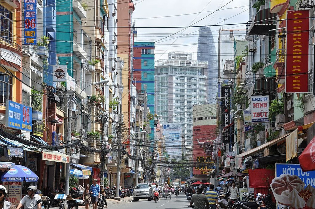  6. Phố Bùi Viện, TP HCM. Cả con phố này là một minh chứng cho sự phong phú về đời sống con người. Những người thuộc mọi tầng lớp xã hội đều thể hiện màu sắc chân thực của họ trong buổi sáng sớm.