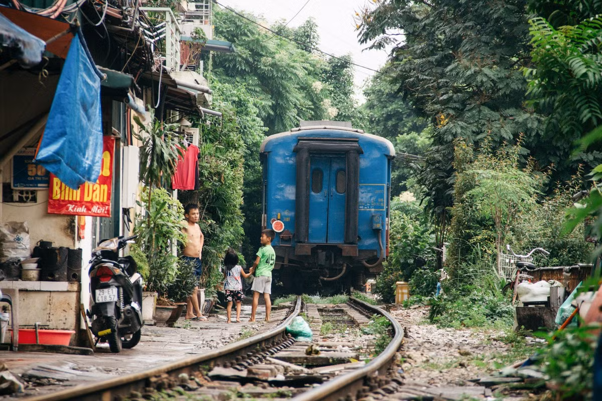  9. Đường tàu Hà Nội. Bạn sẽ cảm thấy thế nào nếu có đoàn tàu hỏa chạy ầm ầm qua cửa nhà bạn hai lần mỗi ngày? Đối với hàng trăm gia đình ở Hà Nội, đây chỉ là một phần cuộc sống hàng ngày của họ.