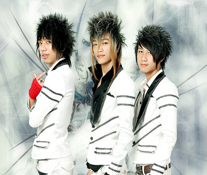 Đầu HKT: Kiểu tóc này từng phổ biến vào đầu những năm 2000. Thời điểm ấy, tóc HKT được xem như kiểu đầu "dân chơi". Nhiều người gọi đây là "đầu chôm chôm". Phần tóc bên trên được vuốt keo dựng, mai nuôi dài (có thể tới cổ). Hiện nay, phong cách của các thành viên nhóm nhạc này có sự thay đổi đáng kể. Họ chuyển sang kiểu tóc gọn gàng và trông lịch sự hơn. Ảnh: Sina.