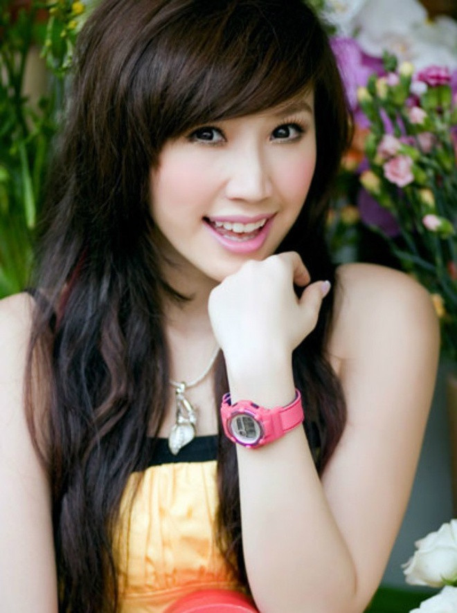 Đầu sư tử: Bảo Thy hay Tâm Tít có thể xem như những người dẫn đầu xu thế bờm sư tử. Phần tóc bên ngoài được tỉa ngắn hơn bên trong và xù lên như bờm sư tử. Người cắt tóc này phải có mái dày, che hết trán. Kiểu tóc "dân chơi" từng được thế hệ 8X, 9X ưa chuộng đầu những năm 2000. Ảnh: Guu.