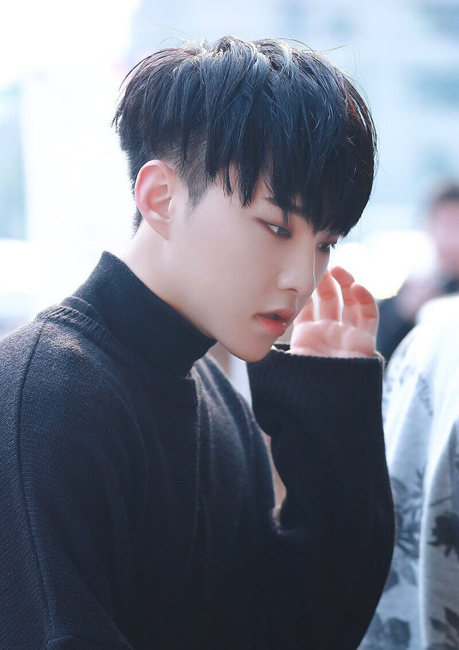 Đầu moi: Cắt tóc moi (theo cách gọi ở Việt Nam) thực chất là kiểu mullet. Phong cách này xuất hiện từ lâu, khoảng những năm 1990. Nó có cách cắt gần giống undercut với 2 bên mai và gáy được cạo sát. Phần mái được nuôi dài, chải xuôi ra trước. Kiểu tóc này từng được khá nhiều ca sĩ ưa chuộng như Ngô Kiến Huy, Noo Phước Thịnh, Đức Phúc hay Sơn Tùng M-TP... Ảnh: camellia_lo25.