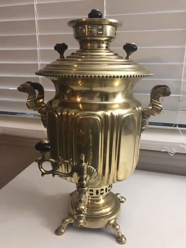 Từ thời Liên Xô, ấm samovar được sản xuất đại trà bằng máy móc và đun bằng điện thay cho than củi. Đây là một món quà lưu niệm đặc sắc mà nhiều thế hệ du học sinh, cán bộ Việt Nam mua về cho gia đình khi có dịp học tập, công tác ở Liên Xô giai đoạn trước thập niên 1990...