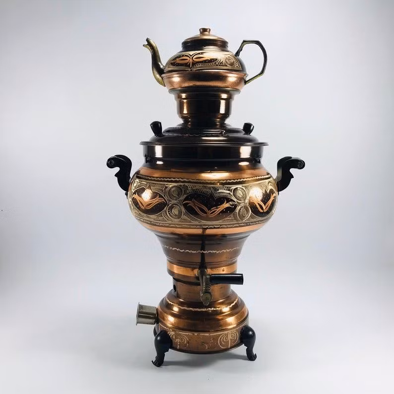 Ấm được làm bằng kim loại dày để giữ nhiệt. Thời xưa, người ta đổ nước vào ấm rồi đốt than hoặc củi trong đường ống thẳng đứng giữa ấm. Ống bị đốt nóng sẽ làm sôi nước dùng pha trà. Nước nóng được rót vào bình trà qua vòi ấm. Sau khi pha, bình trà được đặt trên nắp ấm để giữ nhiệt.