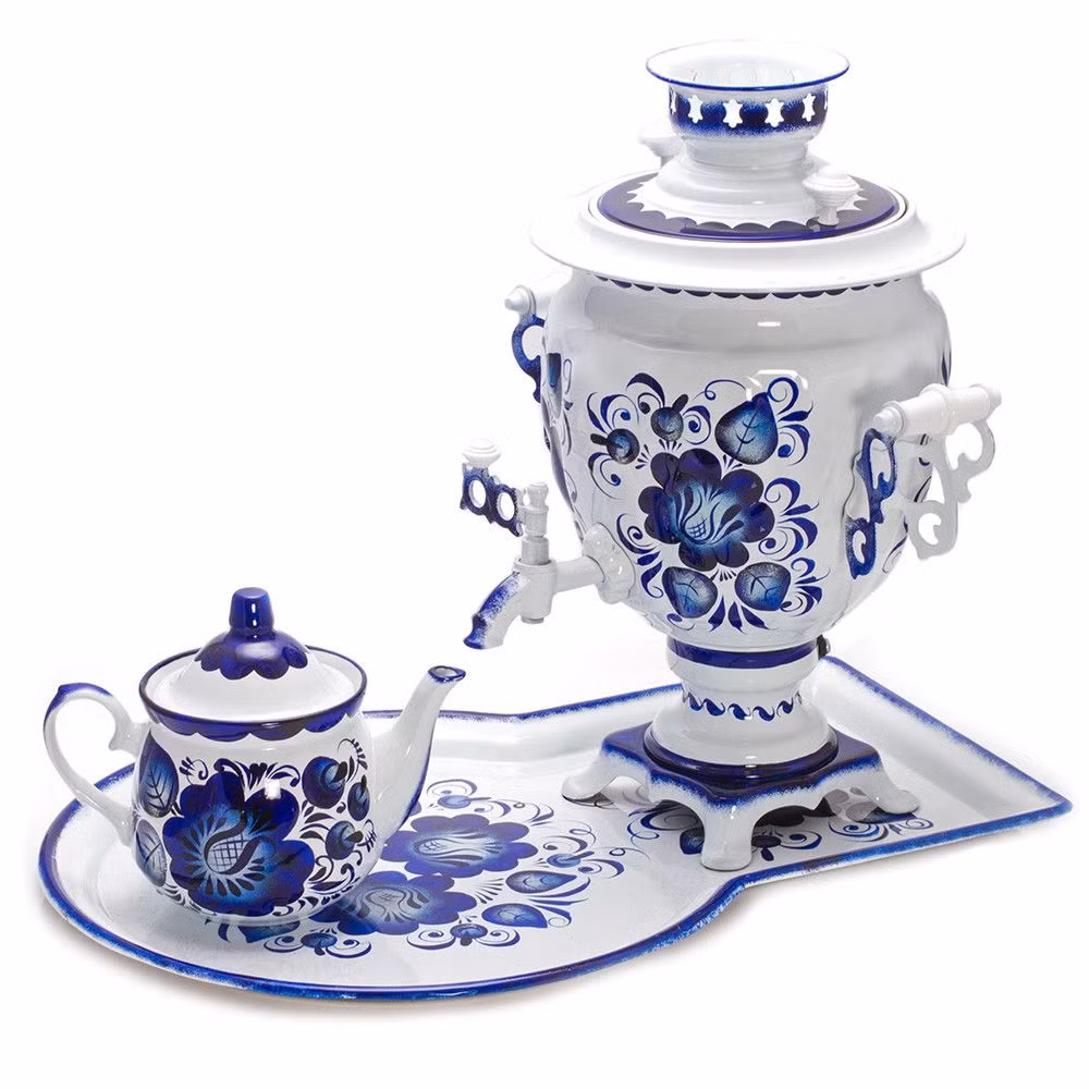Đối với người Nga, hình ảnh chiếc ấm samovar là biểu tượng cho cuộc sống gia đình nồng ấm, lòng hiếu khách và cả sự thịnh vượng. Theo truyền thống, người phụ nữ trong gia đình thường là người rót trà tiếp khách.