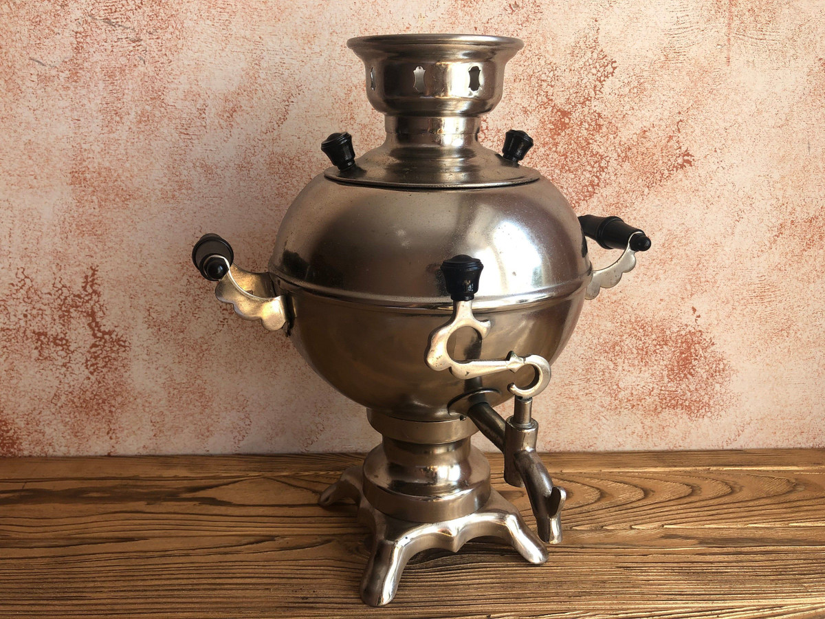 Ban đầu, ấm samovar gần giống những ấm trà của người Anh. Đặc trưng của chúng là có một ống ở bên trong và một hộp gió, bên ngoài có tay cầm thay cho quai. Theo thời gian, đến thế kỷ 18 thì ấm samovar có hình dạng như bây giờ.