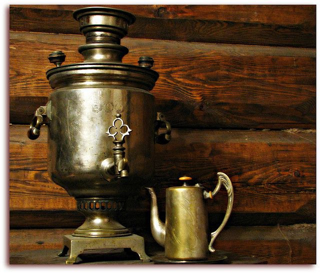 Hình dáng và kích thước ấm samovar Nga khá đa dạng, phổ biến là những loại ấm cao khoảng 45 cm dùng trong gia đình, nhưng cũng có những chiếc ấm rất lớn với đường kính từ 60 cm đến 1 mét. Ngoài mục đích đun nước, một số ấm có thể được dùng để nấu nướng.