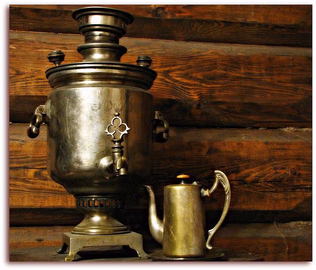 Hình dáng và kích thước ấm samovar Nga khá đa dạng, phổ biến là những loại ấm cao khoảng 45 cm dùng trong gia đình, nhưng cũng có những chiếc ấm rất lớn với đường kính từ 60 cm đến 1 mét. Ngoài mục đích đun nước, một số ấm có thể được dùng để nấu nướng.