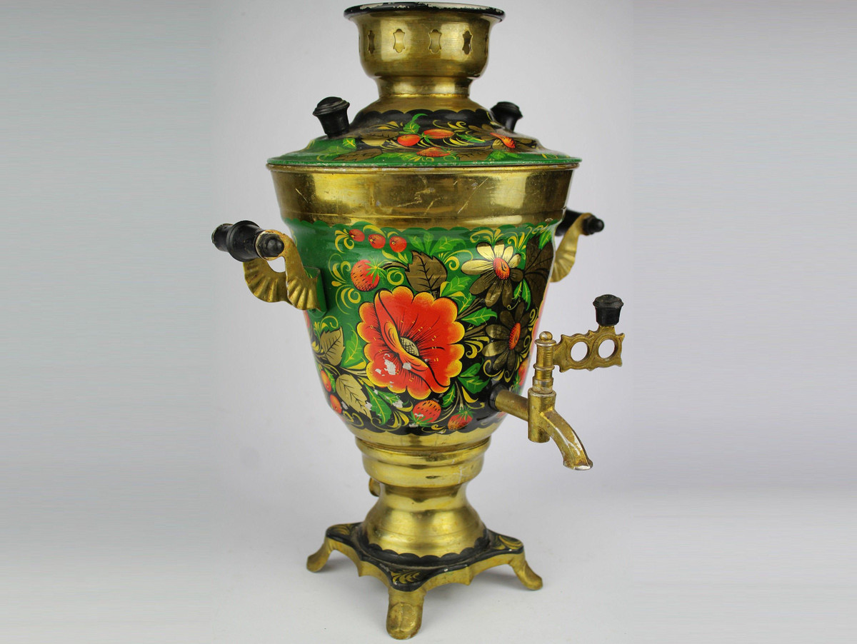 Một số gia đình sử dụng hai loại ấm samovar. Một loại trơn không trang trí cầu kỳ được dùng hàng ngày, loại kia trang trí rực rỡ, thường được dùng trong các lễ hội hoặc các buổi tiệc trọng đại.