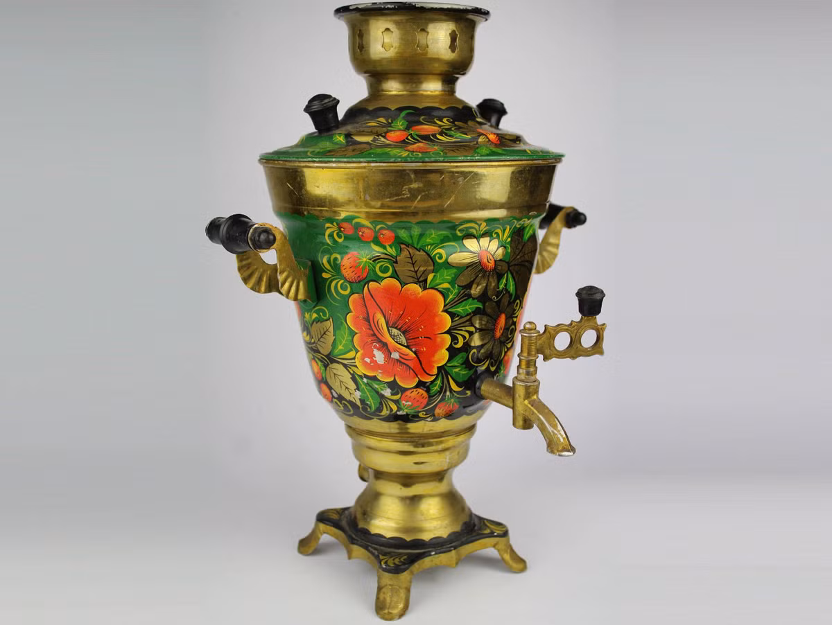 Một số gia đình sử dụng hai loại ấm samovar. Một loại trơn không trang trí cầu kỳ được dùng hàng ngày, loại kia trang trí rực rỡ, thường được dùng trong các lễ hội hoặc các buổi tiệc trọng đại.