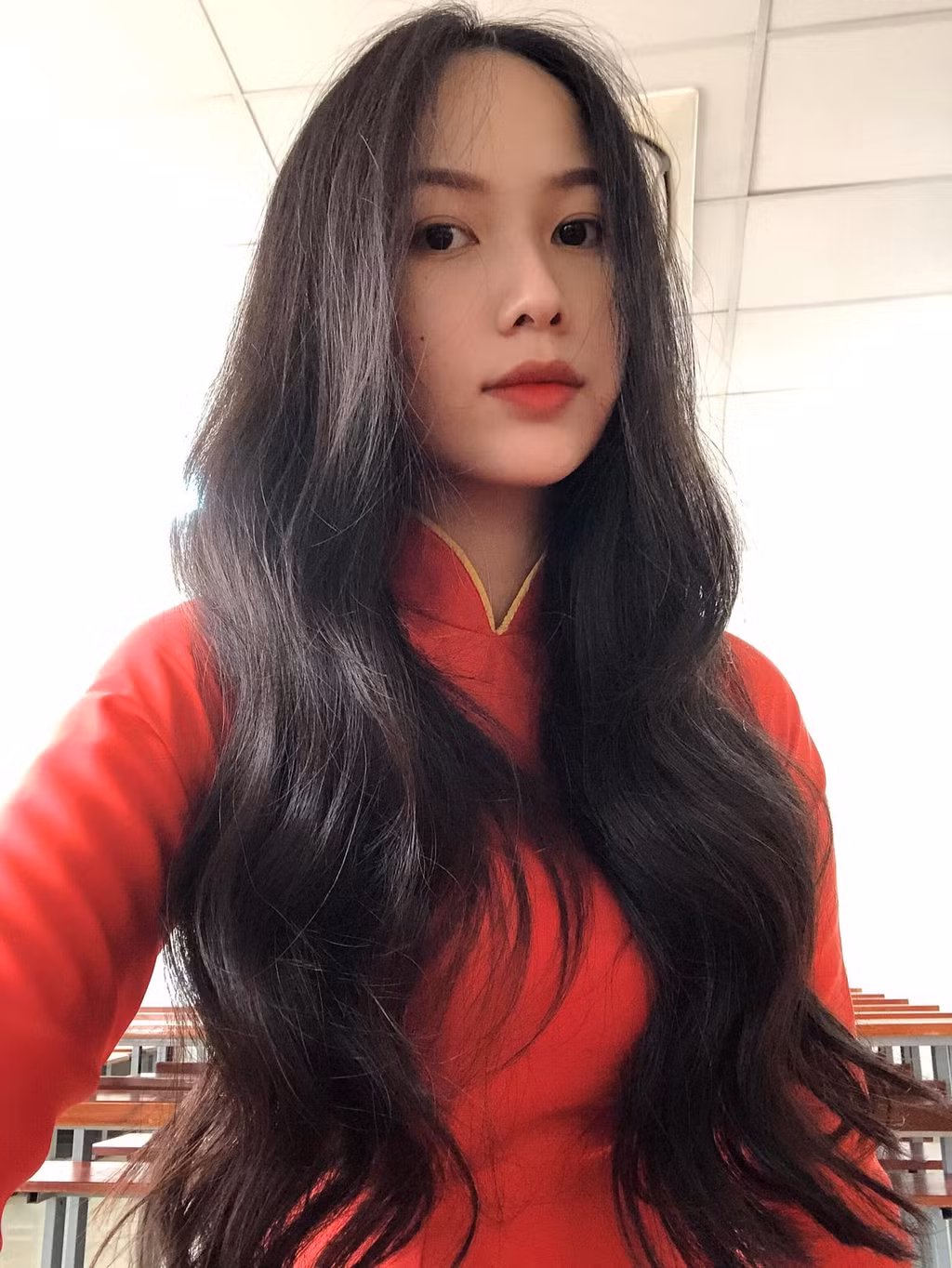 Nét đẹp dịu dàng của Phạm Thị Phương Quỳnh cũng gây ấn tượng với nhiều khán giả trong đêm thi chung kết hôm 10/10 tại Hà Nội. Lần đầu tiên tham gia cuộc thi sắc đẹp lớn, nữ sinh Đại học Tài chính Marketing mong muốn có cơ hội học hỏi, trải nghiệm và trưởng thành hơn. Ảnh: FBNV/HHVN.