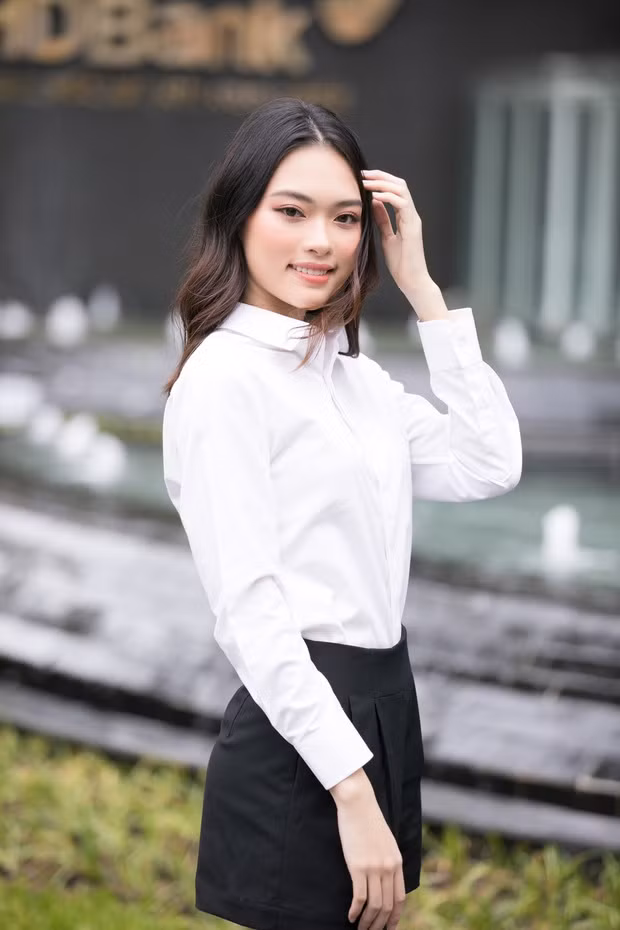 Hình ảnh đời thường và trên sân khấu của Lê Ngọc Trang không khác biệt nhiều. Cô sinh năm 2001, đến từ Hà Tĩnh, được nhiều người nhận xét có gương mặt giống Jennie (BlackPink). Ngọc Trang có chiều cao 1,69 m, số đo ba vòng 79-62-91.