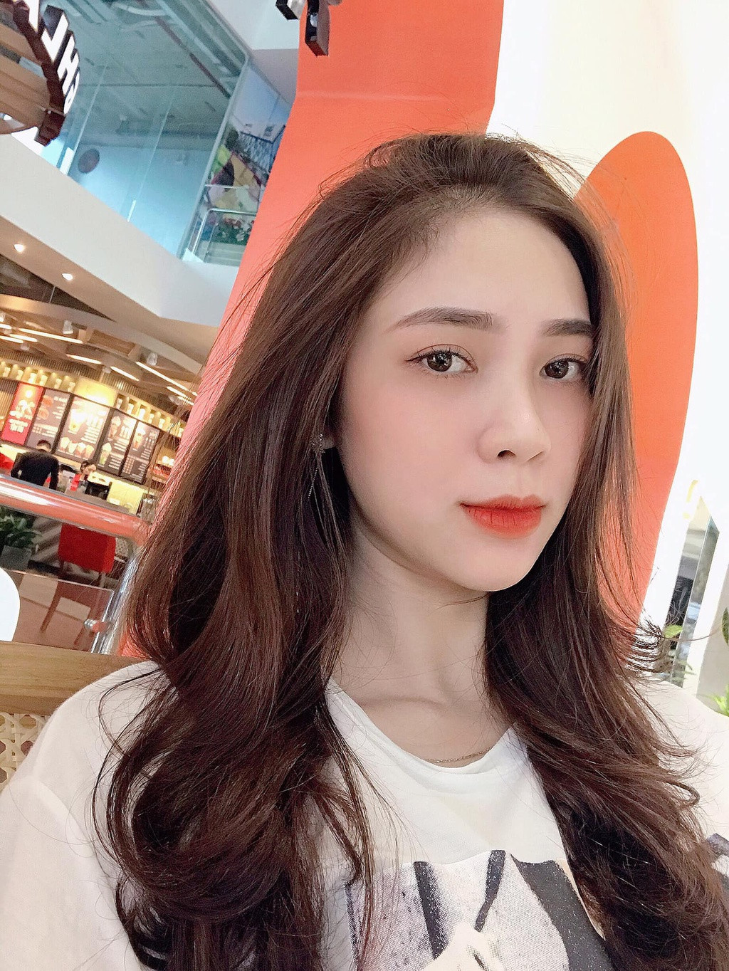 Nguyễn Thị Hoài Thương, đến từ Nghệ An, được khen nhan sắc ngọt ngào. Cô có số đo ba vòng 78-66-88. Hoài Thương từng học Đại học Vinh, có kinh nghiệm làm người mẫu ảnh.