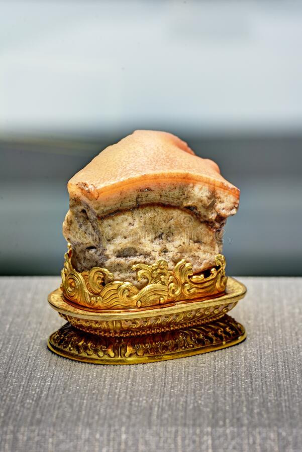 Miếng thịt bảo vật vô giá này được đặt trên giá vàng rất trân trọng trong bảo tàng khiến du khách tham quan thích thú.